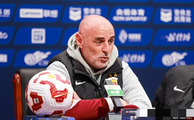 南宫体育互动-上海海港训练开放日，加时末段官宣签约引欢呼，意甲在即，球队文化再被提及(2025年渤海湾开海时间)